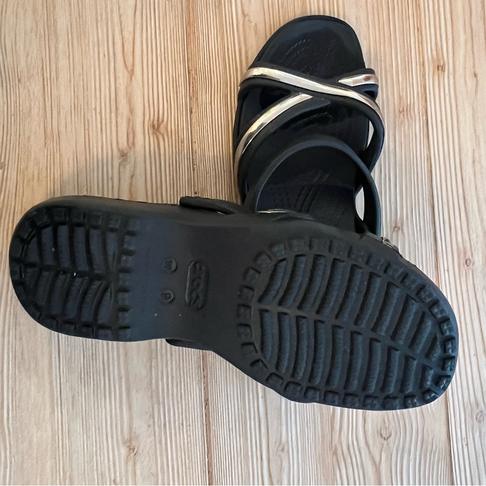 Crocs Women’s Size 9 Black Metallic Strap Slingback Sandals Dual Comfort - Picture 2 of 4